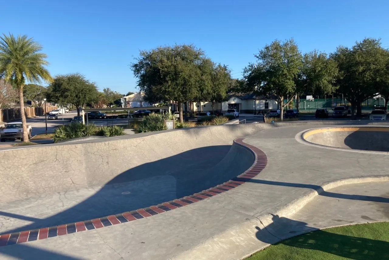 Wide section with pool coping in the snake run