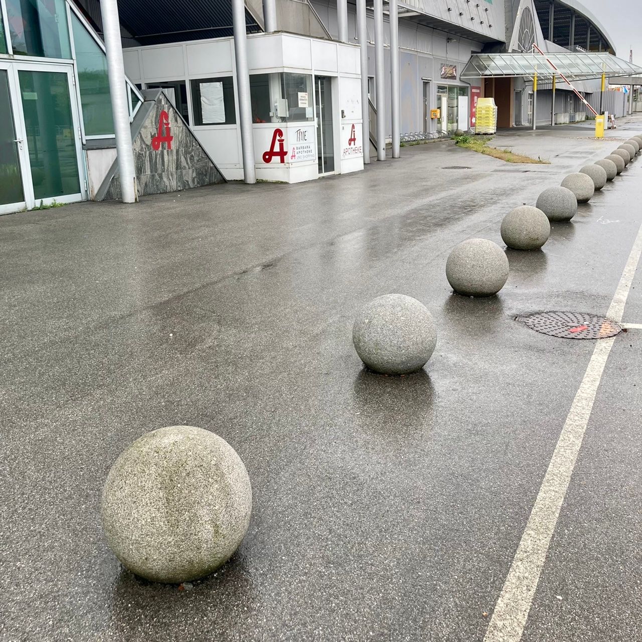 Ball barriers at Uno shopping mall in Linz